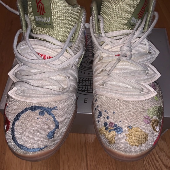 Very worn Kyrie Irving Bandalu sneaker size 6.5y - Picture 3 of 7